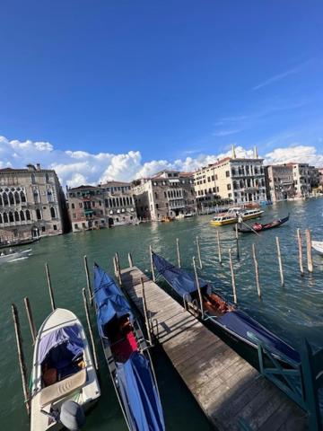 Ponte Di Rialto E Canal Grande-palazzo Benzon * Venedig