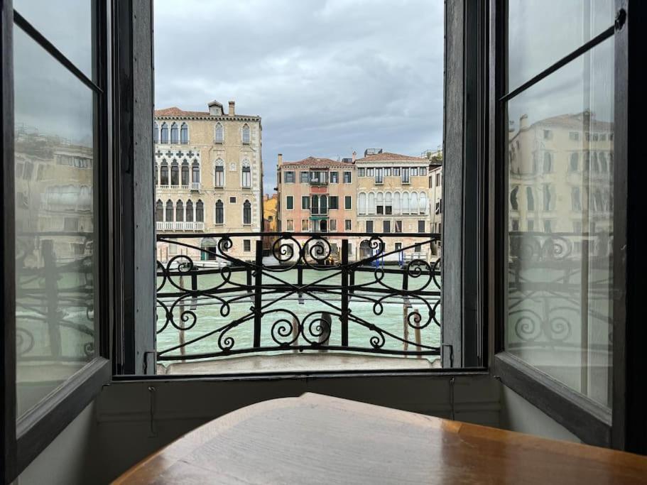 Ponte Di Rialto E Canal Grande-palazzo Benzon Venecia
